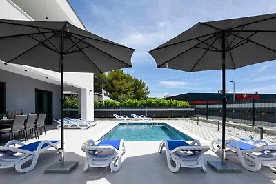 Villa mit Klimaanlage und Pool