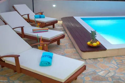 Ferienwohnung mit privatem Pool und Garten in