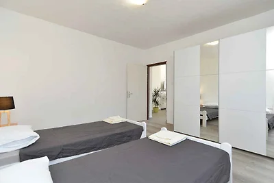 Villa mit Swimmingpool und grossem Garten