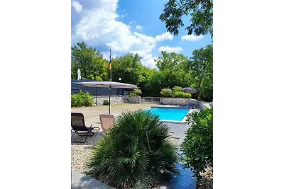 Ferienhaus mit Pool und Garten