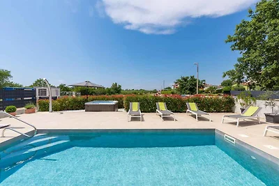 Villa Lucia mit Whirlpool und privatem Pool i