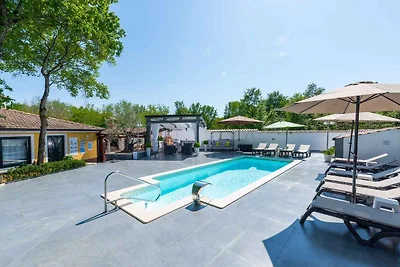 Ferienhaus mit grossem Garten und Pool