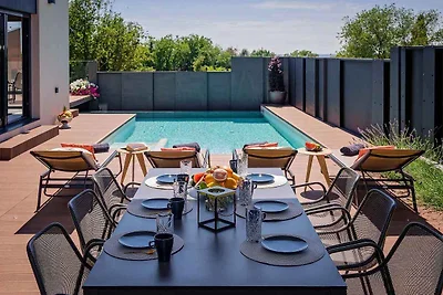 Villa mit Pool in Strandnähe