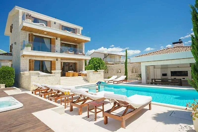 Ferienhaus mit Pool und Klimaanlage