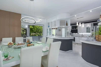 Villa mit Pool und Garten in ruhigen Dorf in 