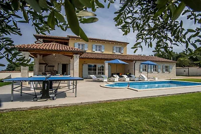 Villa mit Swimmingpool, Tischtennis und