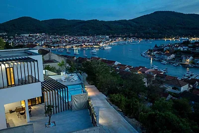 Villa mit Pool und Meerblick