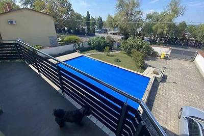 Ferienhaus mit Aussenpool am Ufer