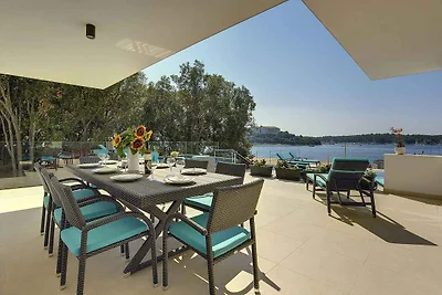 Villa mit Pool und Meerblick