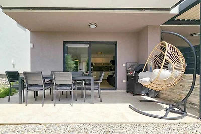 Ferienhaus mit Terrasse und Gartenmöbeln