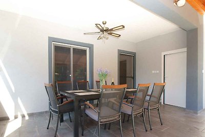 Ferienhaus mit Pool und Klimaanlage