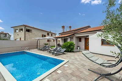 Villa mit Pool und Klimaanlage