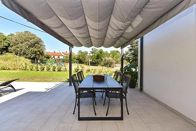 Villa mit Swimmingpool und grossem Garten
