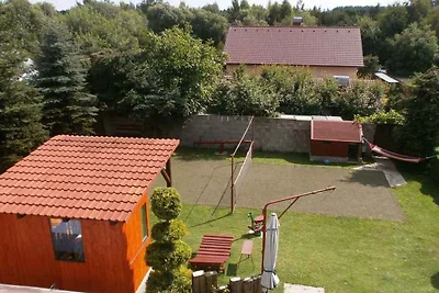 Ferienhaus mit Schwimmbad, Trampolin und