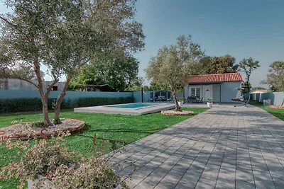 Ferienhaus mit Swimmingpool in Strandnähe