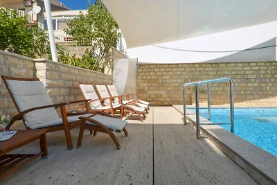 Ferienwohnung mit Pool und Meerblick
