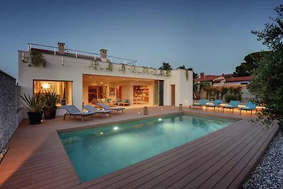 Villa mit Swimmingpool und Meerblick