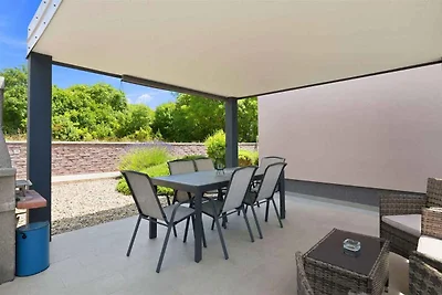 Ferienhaus mit Pool und Klimaanlage