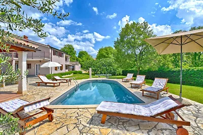 Villa mit Swimmingpool, Spielplatz und