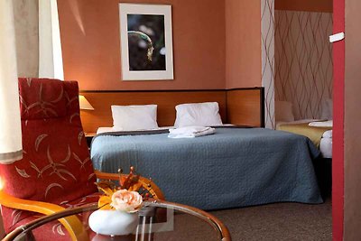 Hotelzimmer mit Zentralheizung, Gitterbett, K