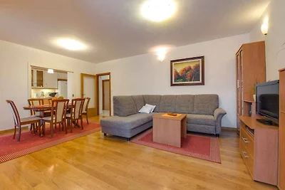 Villa mit Pool und Parkplatz