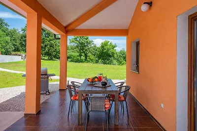 Ferienhaus mit Pool in ruhiger Lage