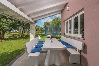 Ferienhaus mit Pool, umgeben von Natur