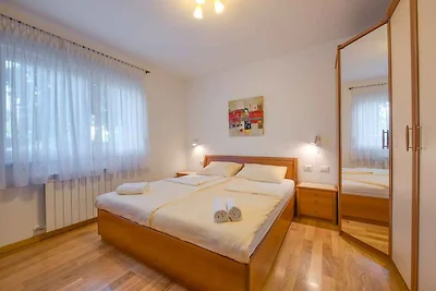 Villa mit Pool und Parkplatz