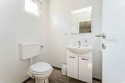 Ferienhaus mit Pool und Tennisplatz