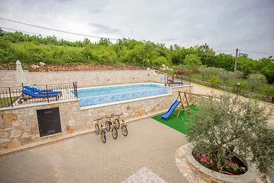Villa mit Pool und Klimaanlage
