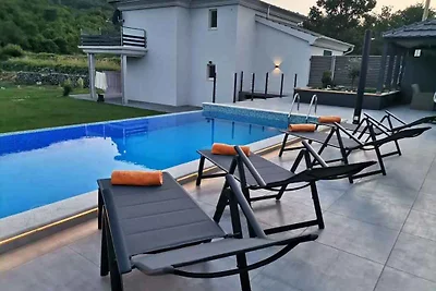 Ferienhaus Mit Terasse und Pool