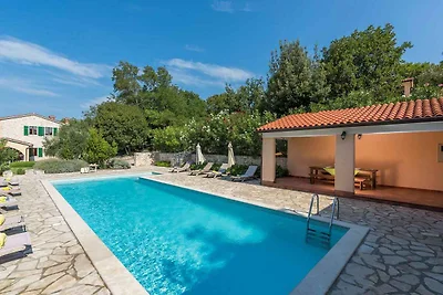 Villa mit Gemeinschaftspool und Garten