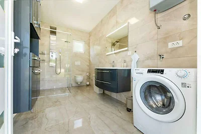 Ferienhaus mit Pool und Tennisplatz