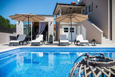 Villa mit Pool und Klimaanlage