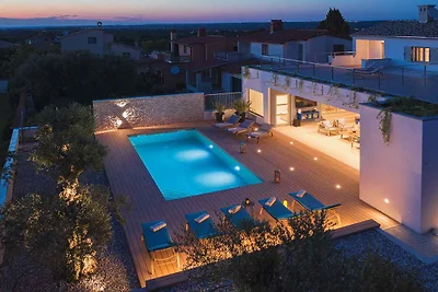 Villa mit Swimmingpool und Meerblick