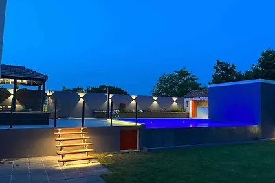 Ferienhaus Mit Terasse und Pool