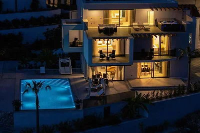 Villa mit beheiztem Pool und Fitnessstudio