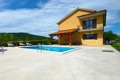 Villa mit Swimmingpool und Spielfeld
