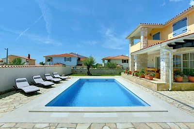Villa mit Swimmingpool und Sonnenterrasse
