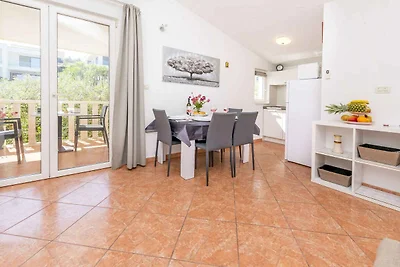 Charmante Ferienwohnung Marina in Ražanj mit 