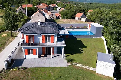 Ferienhaus Mit Terasse und Pool