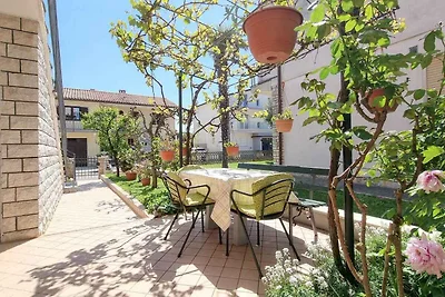 Ferienwohnung mit Terrasse 100 m vom Strand