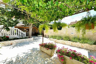 Komfortables Ferienhaus Lupe in Sukošan mit G