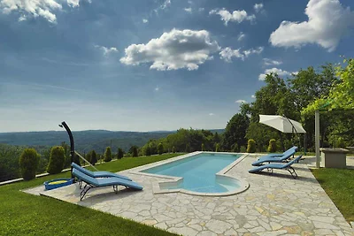 Villa mit Pool und Panoramablick