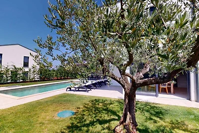 Villa mit Pool und Garten