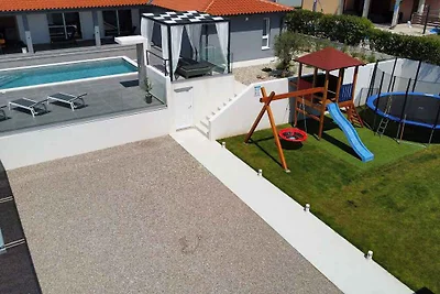 Villa mit Swimmingpool und Kinderspielplatz