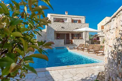 Villa mit Pool, Whirlpool und Sauna