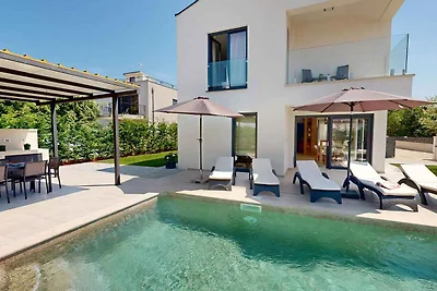 Villa mit Pool und Garten