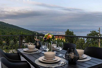 Ferienwohnung mit Pool und Meerblick