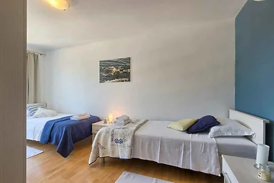 Villa mit Swimmingpool, Kinderspielplatz und